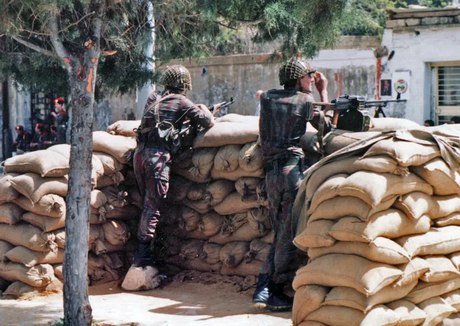 Блокпост на одной из улиц Бейрута