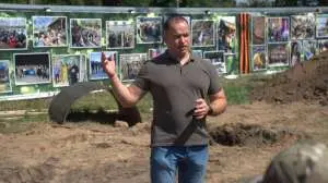 Скандальный военблогер Алехин отдал инвалиду использованный протез с накрашенными ногтями Скандальный военблогер Алехин отдал инвалиду использованный протез с накрашенными ногтями