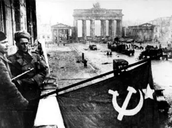 ПАРАШЮТИСТЫ И РЕЙХСТАГ - Совершенно Секретно ПАРАШЮТИСТЫ И РЕЙХСТАГ - Совершенно Секретно