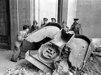 ПОСЛЕДНИЙ ПРИКАЗ ФЮРЕРА - Совершенно Секретно ПОСЛЕДНИЙ ПРИКАЗ ФЮРЕРА - Совершенно Секретно