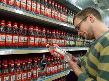 ВОДКА УХОДИТ В ПОДПОЛЬЕ - Совершенно Секретно ВОДКА УХОДИТ В ПОДПОЛЬЕ - Совершенно Секретно