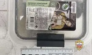 Москвичку задержали за попытку передать наркотики через доставку еды. Что еще могут развозить курьеры по улицам столицы?