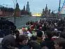 Цветы на месте убийства Немцова у стен Кремля