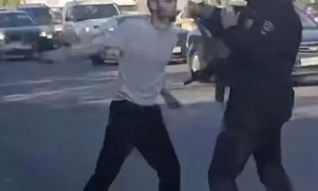 В Москве таджик с ножом и «коктейлем Молотова» напал на полицейских В Москве таджик с ножом и «коктейлем Молотова» напал на полицейских