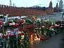 Цветы на месте убийства Немцова у стен Кремля