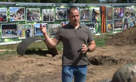 Скандальный военблогер Алехин отдал инвалиду использованный протез с накрашенными ногтями