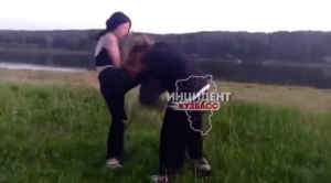 Подростки по наводке избили 17-летнюю девушку за отказ в отношениях взрослому мужчине