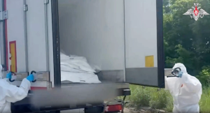 Рефрижератор с телами солдат ВСУ открыли для иностранных журналистов