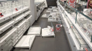 Витрина с драгоценностями обрушилась на посетителей петербургского ТРК. Есть пострадавшие