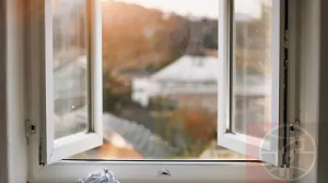 Подросток-игроман выпал из окна, потратив 1 млн руб. с бабушкиной карты