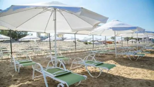 На пляжах Сочи с отдыхающих начали брать деньги за тень