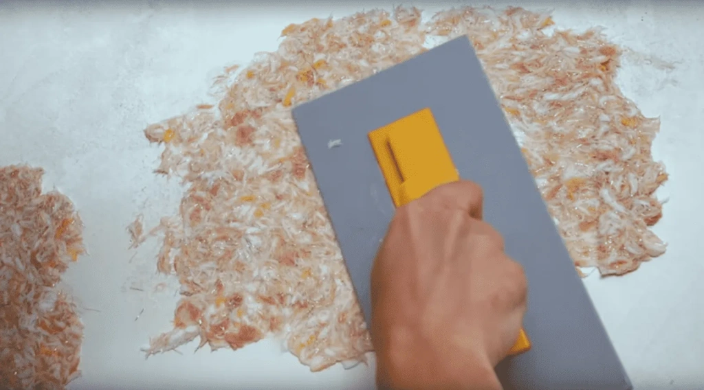 kak-nanosit-zhidkie-oboi-na-stenu_5bddb55cbe1de.webp нанесение жидких обоев