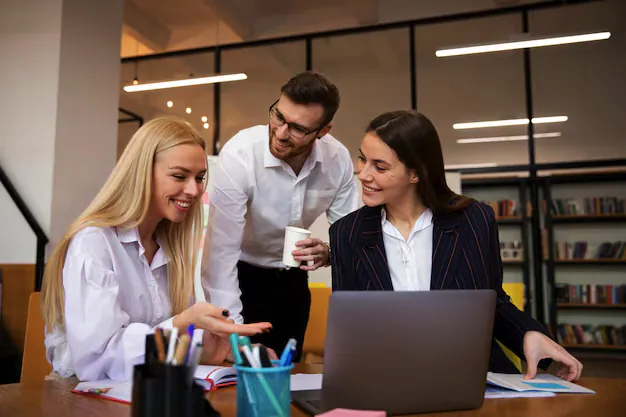 close-up-young-business-person-doing-internship_23-2149305367.webp Крупный план молодого бизнесмена, проходящего стажировку