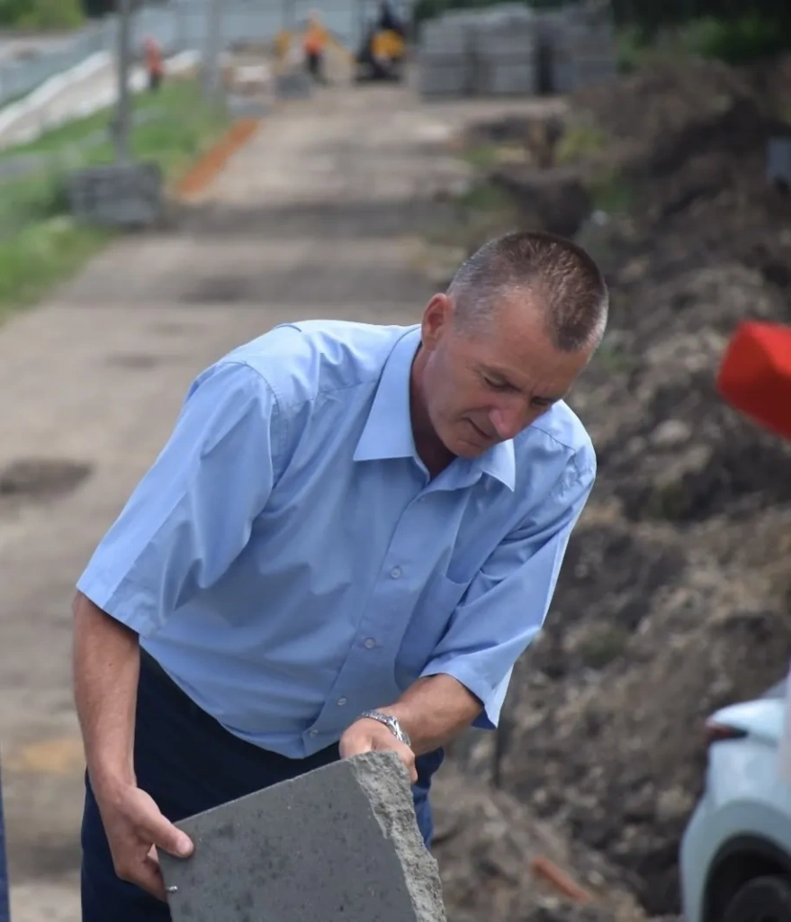 Илл. 5 Михаил Вдовин ломает плитку.webp Илл. 5 Михаил Вдовин ломает плитку