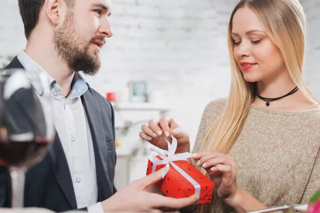 woman-opening-gift-box-from-boyfriend_23-2148025367.webp Женщина открывает подарочную коробку от парня