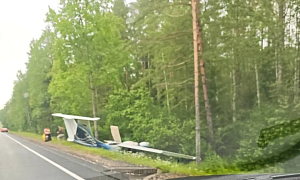 Сел на трассу. СК заинтересовался жесткой посадкой самолета в Ленобласти