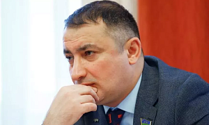 Назвавшего Югру родиной узбеков депутата лишили зарплаты