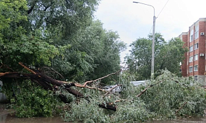 В Петербурге - наводнение, в Омске ураган снес балкон 