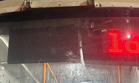 В Новосибирске ищут подростков, разгромивших трамвай и напавших на водителя В Новосибирске ищут подростков, разгромивших трамвай и напавших на водителя